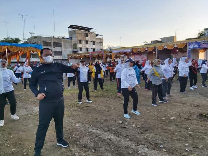 Rayakan HUT Pemkab, Bupati dan Wakil Bupati Labuhanbatu Ikuti Senam Sehat