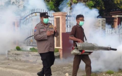 Bhabinkamtibmas Balik Alam Lakukan Fogging Guna Cegah DBD di Lingkungan Warga RT 02/RW 04