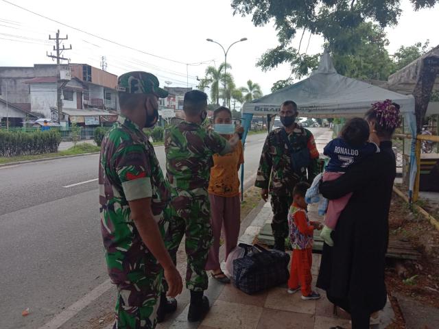Babinsa Koramil 03/Mandau Himbau Tetap Ikuti Protokol Kesehatan Saat Berada Dikeramaian