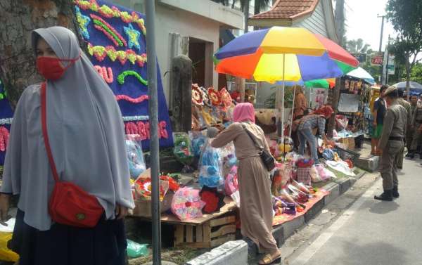 PKL Dadakan Muncul di Sekitar Hotel Pangeran, Satpol PP Turun Tertibkan