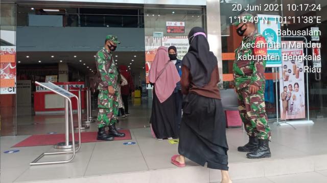 Sertu Sdg Barus Lakukan Pendisiplinan 3 M di Mall City Mandau Sesuai Prokes C-19