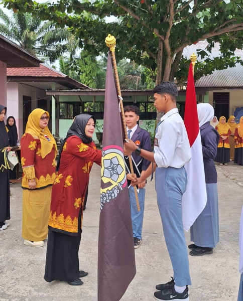 Kapsek SMAN 4 Tapung lantik Pengurus OSIS Terpilih Tahun 2025-2026
