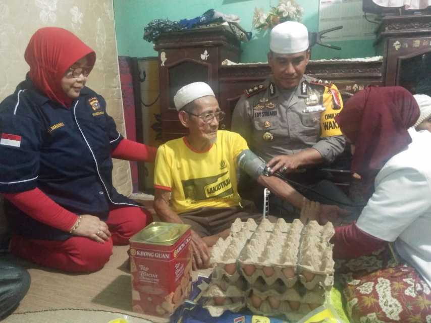 Senyuman Kebahagian Pasutri Usia Lanjut saat Dikunjungi Tim Jum'at Barokah