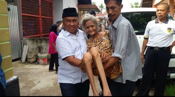 Kepedulian PKS Kepada Nenek Emida Yang Menderita Sesak Nafas, Akhirnya Tersenyum Kembali