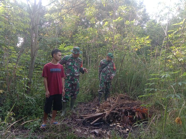 Tangani Permasalahan Karhutla, Babinsa Lakukan Penelusuran di Titik Rawan Api