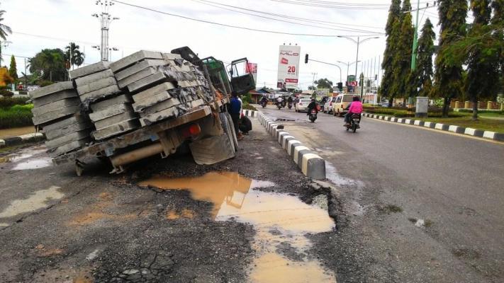 Parah, Banyak Jalan di Dumai Berlobang dan Berpotensi Sebabkan Kecelakaan
