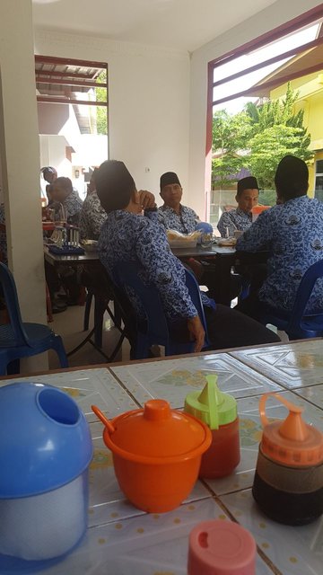 Aparatur Sipil Negara Nongkrong di Kantin saat Jam Kerja