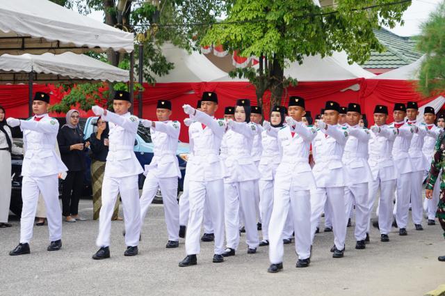 Usai Pengibaran Bendera HUT RI ke-77, Pemcam Mandau Laksanakan Penurunan Bendera Merah Putih