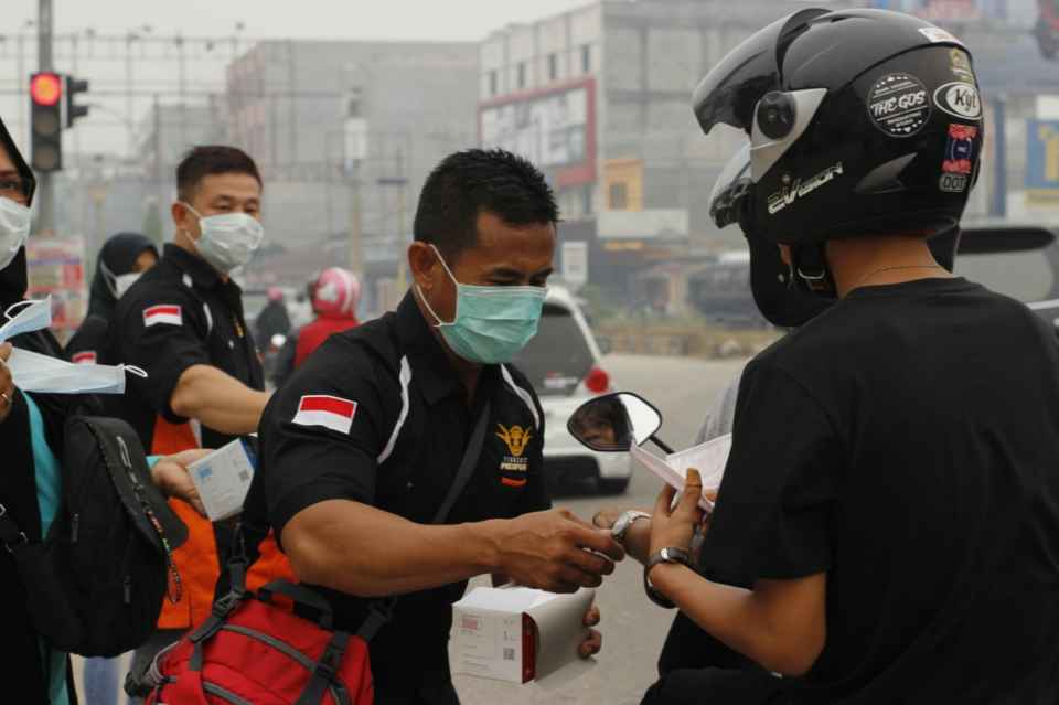 Kurangi Resiko ISPA, PABSI Bengkalis dan PERFIRA Duri Bagikan Masker