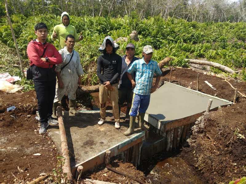 Cegah Karhutlah Gambut, Mapala Humendala UNRI Bersama JIKALAHARI Bangun Sekat Kanal