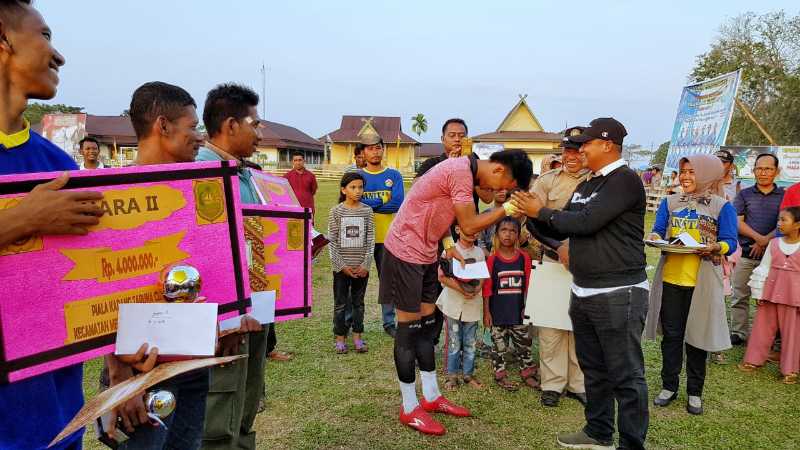 Sekda Meranti Tutup Open Turnamen Karang Taruna Cup I, Harap Prestasi Sepak Bola Meranti Terus Menin