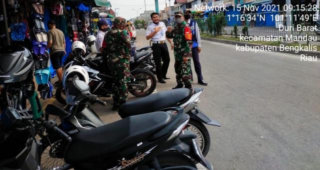 TNI Koramil 04/Mandau Cek Pengunjung Mall Ikuti Protkes C-19 Dengan 3 M