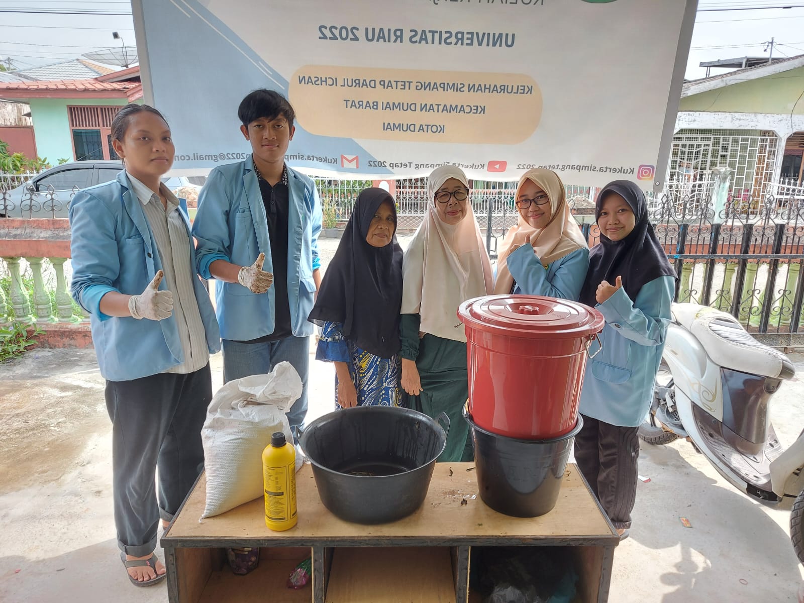 Memanfaatkan Sampah Organik, Mahasiswa KKN UNRI di Kel. STDI Dumai Ajak Warga  Buat Pupuk Kompos