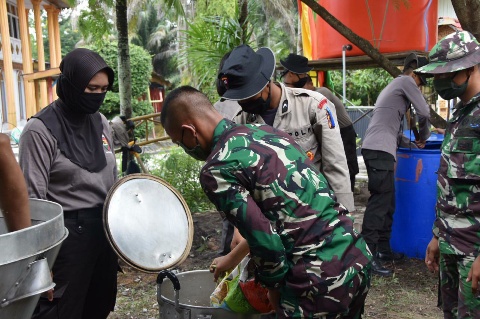 Dapur Umum TNI POLRI Peduli Kemanusiaan, Sajikan 900 Nasi Kotak Untuk Masyarakat Terdampak Covid-19
