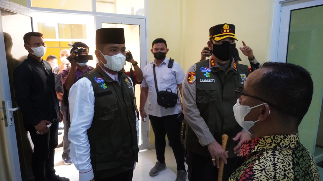 Bupati H.Zukri Dan Kapolres Pelalawan Periksa Tempat Ruangan Isolasi Pasien Terkonfirmasi Positif Co