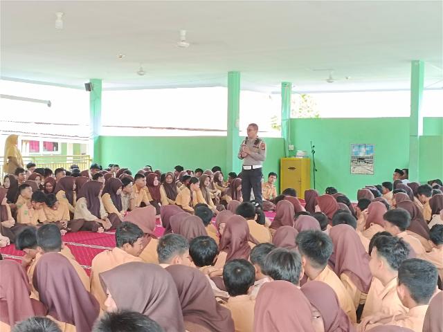 Police Go To School & Green Policing, AKP Vino Berikan Edukasi Kepada Siswa Siswi SMPN 5 Mandau