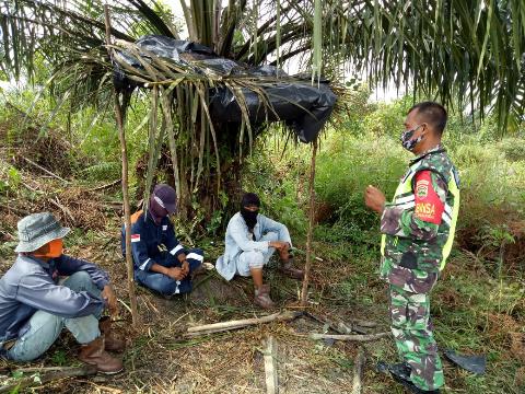 Serma Sutrisno  Sosialisasi Karhutla di Batin Sobanga