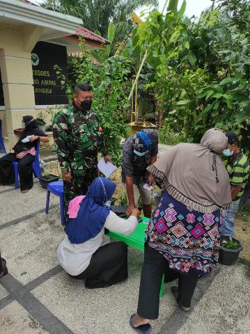 Koramil 03/Mandau Lakukan Pendampingan Vaksinasi Massal di Kesumbo Ampai