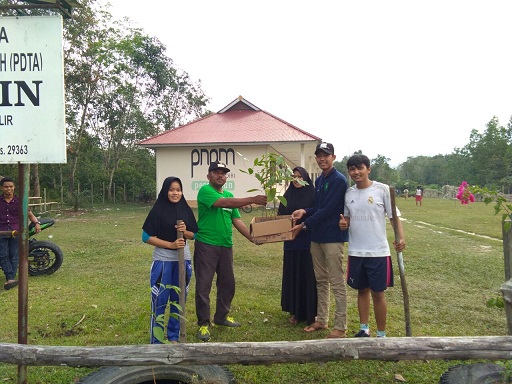 Kegiatan KKN Uin Suska Serahkan 2000 bibit pohon kepada Masyarakat Kuansing
