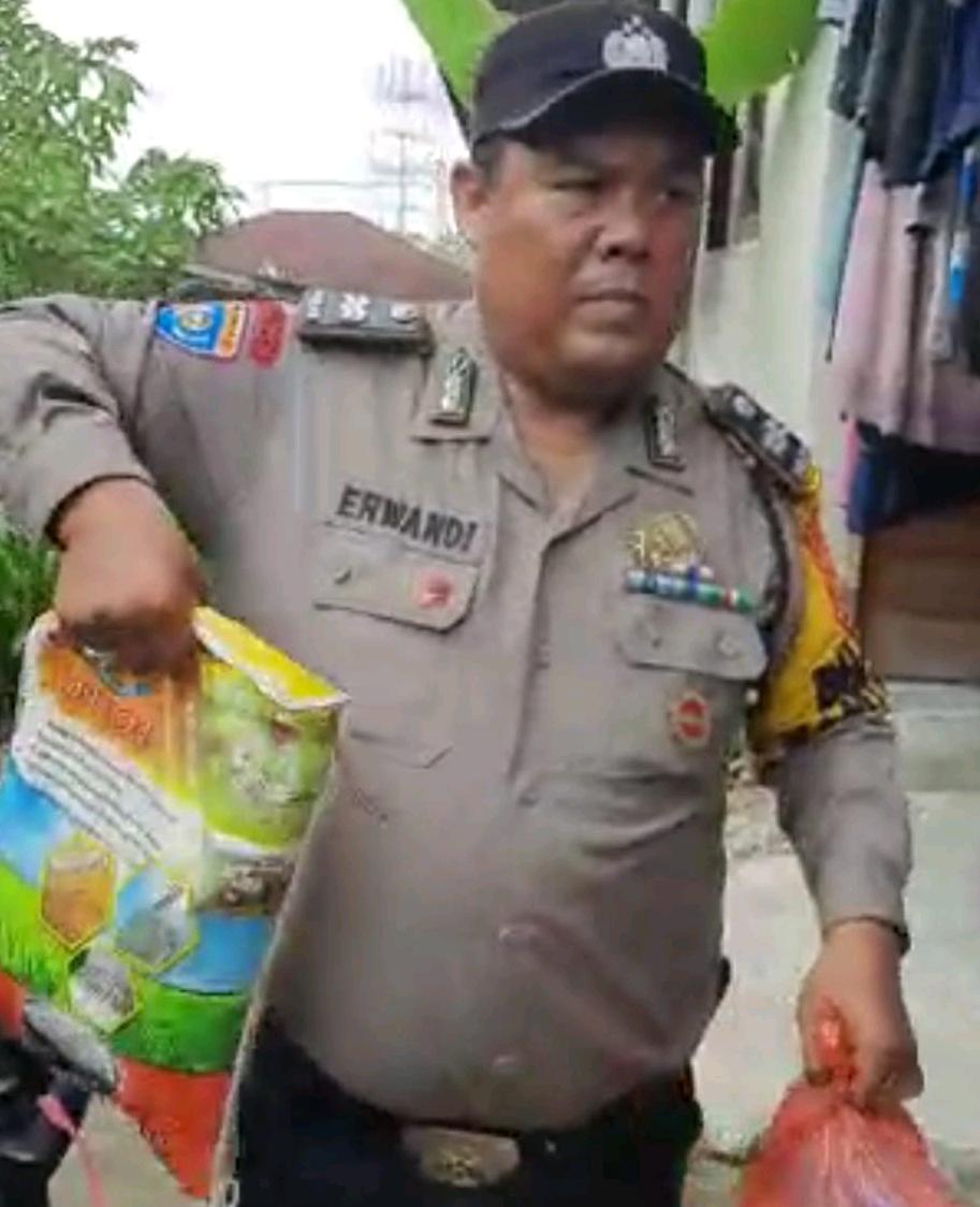 Polsek Mandau Peduli, Babinkamtibmas Aiptu Erwandi Serahkan Bansos Untuk Warga
