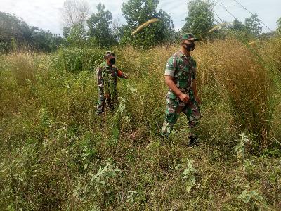 Cepat Tanggap,,,TNI Koramil 03/Mandau Telusuri Semak Belukar Guna Pencegahan Karhutla