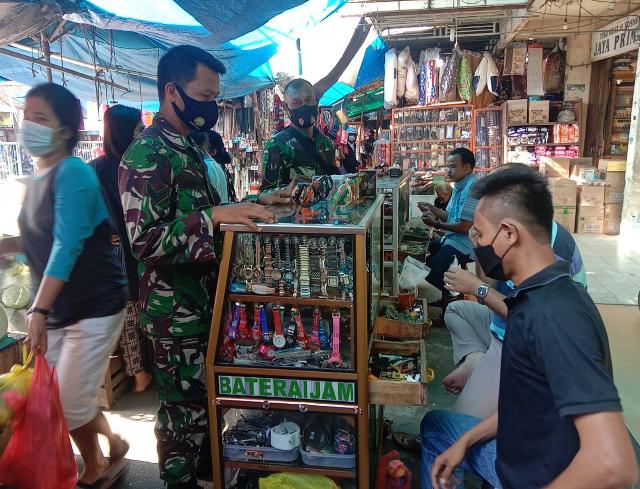 Babinsa Koramil 03/Mandau Himbau Masyarakat Gunakan Masker Saat Diluar Rumah Sesuai Protkes