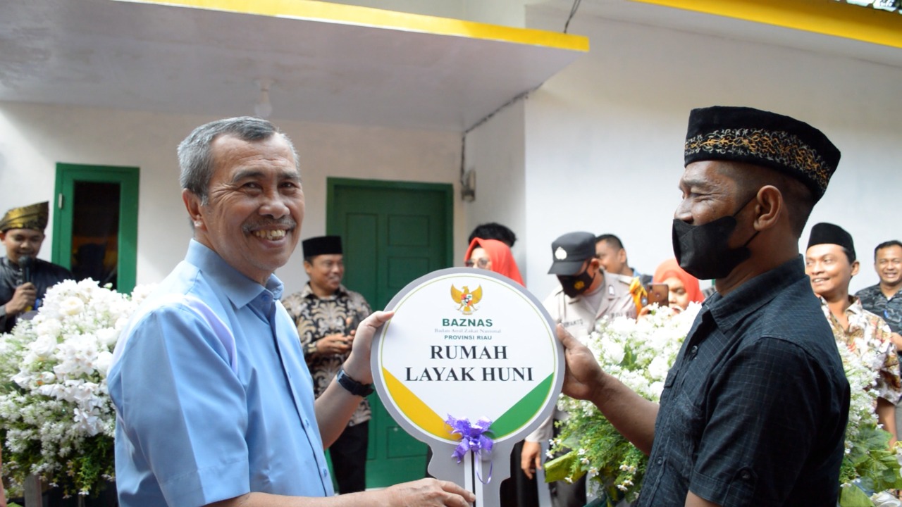 Gubri Serahkan Kunci Rumah Layak Huni Bantuan Baznas Riau