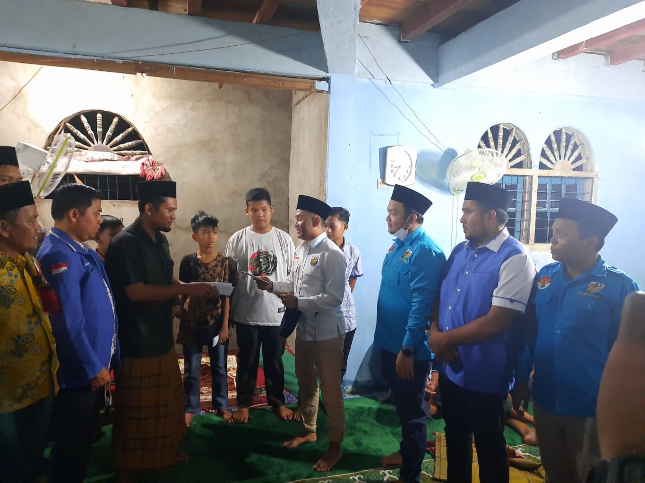 KNPI Riau bersama KNPI Kampar berikan bantuan Sajadah, Al Quran dan santunan anak yatim