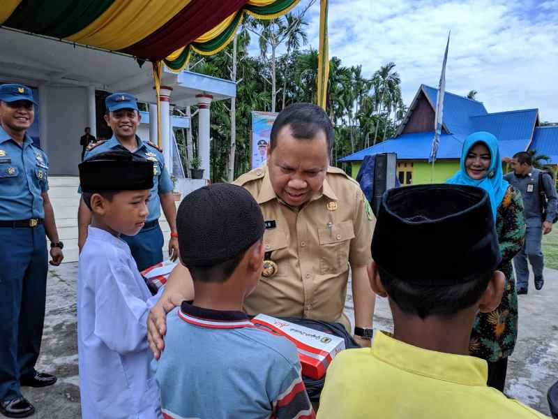 Bupati Meranti Bersama Danlanal Dumai Hadiri Bakti Sosial Sunat Masal di Kec. Rangsang