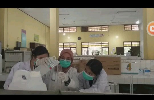 Relawan HS Mahasiswa  UR Buat Handsanitizer serta Didistribusikan Ke Masjid