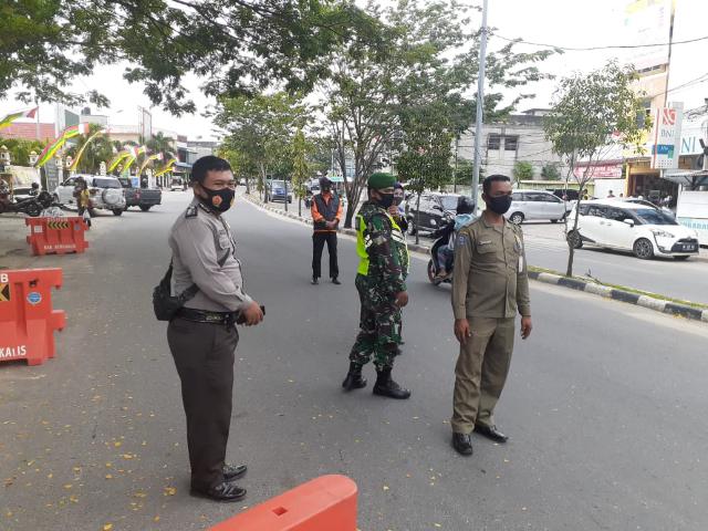 Cegah Covid -19 TNI/Polri Ingatkan Masyarakat Gunakan Masker di Pos Camat Mandau