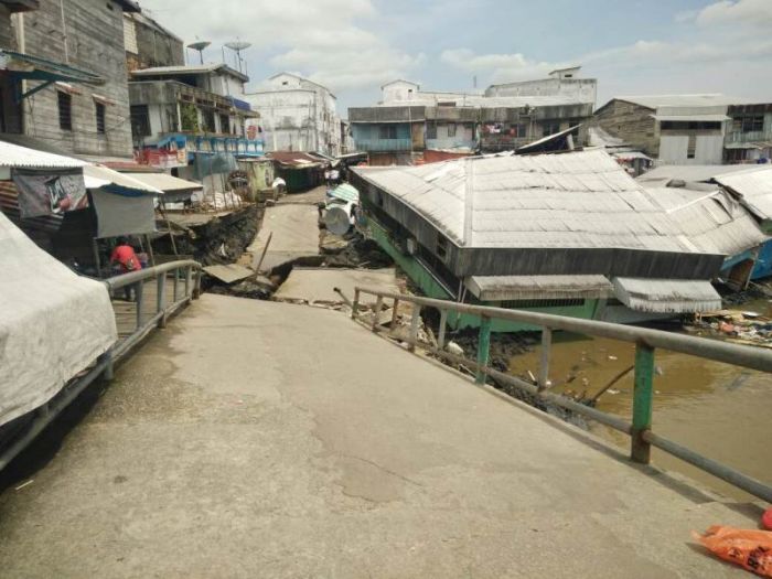 Perumahan dan Jembatan di Kuala Enok Rusak Akibat Longsor