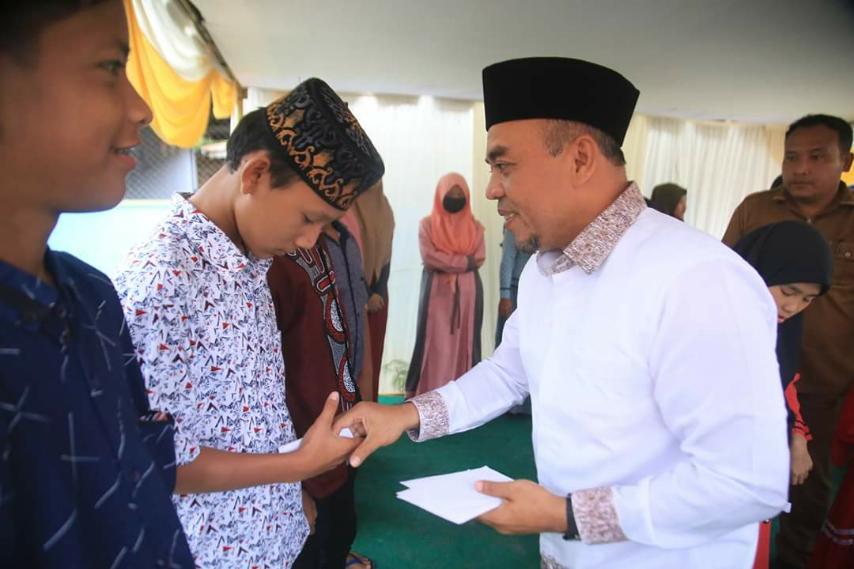Bupati Labuhanbatu Berikan Santunan Pendidikan Anak Yatim