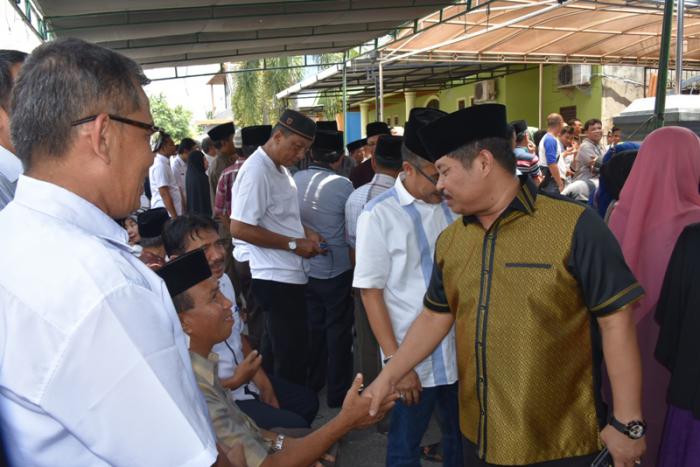 Kenakan Batik Lengan Pendek, Bupati Amril Melayat Kerumah Duka Eks Walikota Dumai