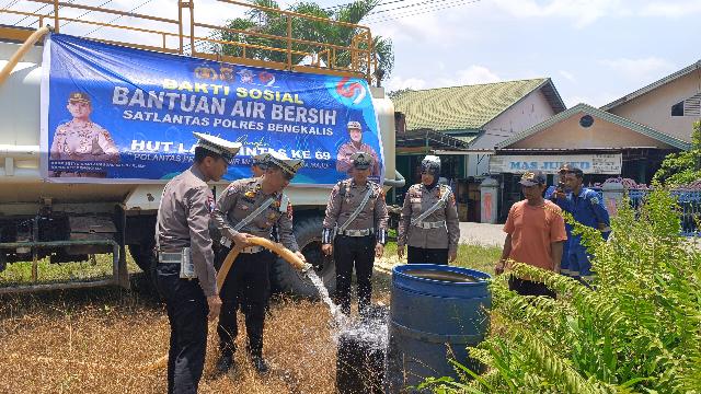 Satlantas Polres Bengkalis Salurkan Bantuan Air Bersih Rangka HUT Lalu Lintas Ke-69