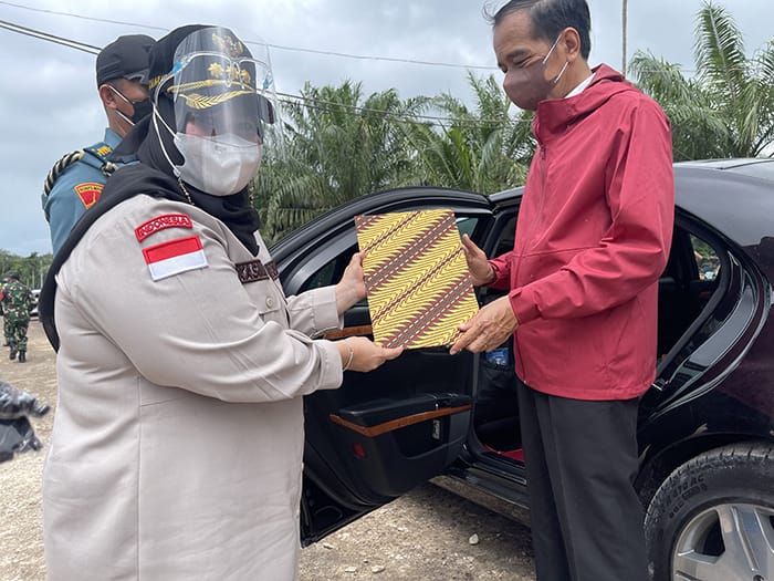Kunjungan Presiden RI, Bupati Bengkalis Berikan Surat Beberapa Usulan Kepada Bapak Jokowidodo