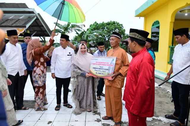 Peduli Anak Yatim dan Dhuafa, Bupati Serahkan Bantuan di Rupat Utara
