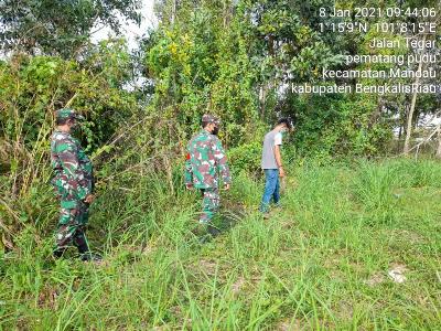 Hindari Terjadinya Karhutla, TNI Koramil 03/Mandau Susuri Lahan Dan Hutan Rawan Api