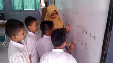 79 Murid SDN 55 Kesumbo Ampai Mengikuti LES Sepakan Tiga Kali