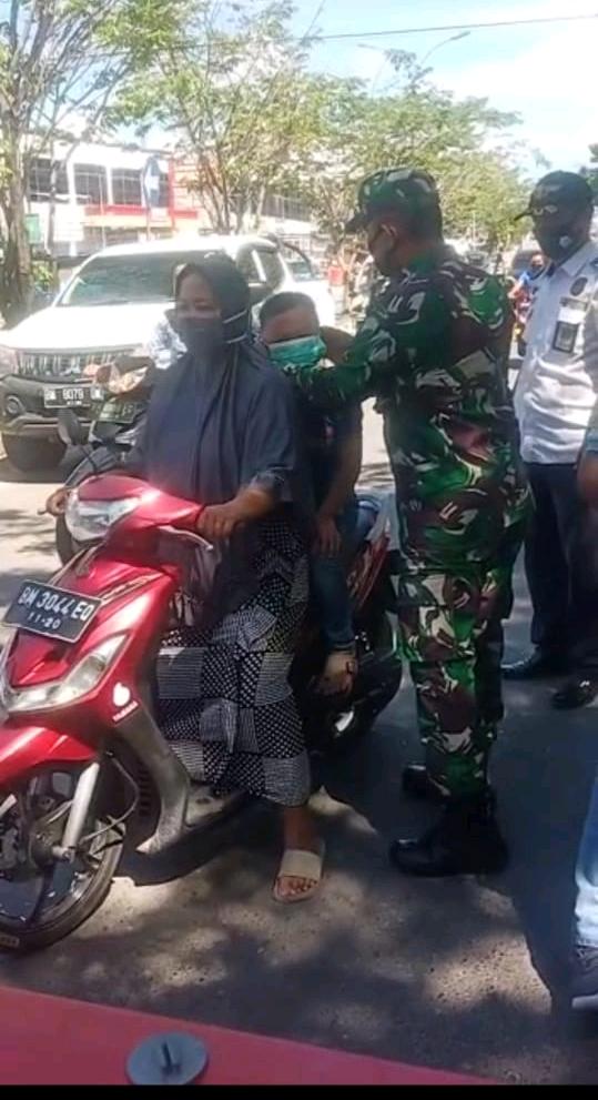 Babinsa Cek Penerapan 3 M di Posko PPKM Mandau Agar Masyarakat Patuh Sesuai Prokes C-19