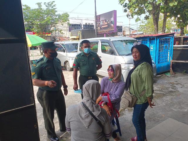 Babinsa Mandau Laksanakan Giat Sosialisasi Serta Himbau Wajib Masker dan Tak Wajib Masker