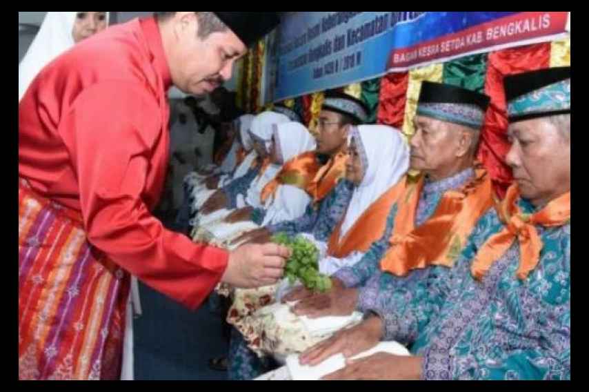 Bupati Lepas 445 CJH Asal Bengkalis dan Pinta Jamaah Jaga Kekompakan dan Kesehatan