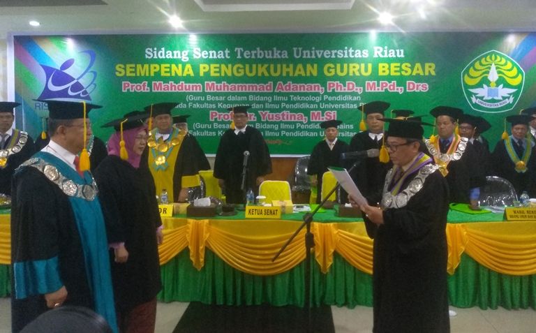 Dua Guru Besar FKIP Unri Dikukuhkan