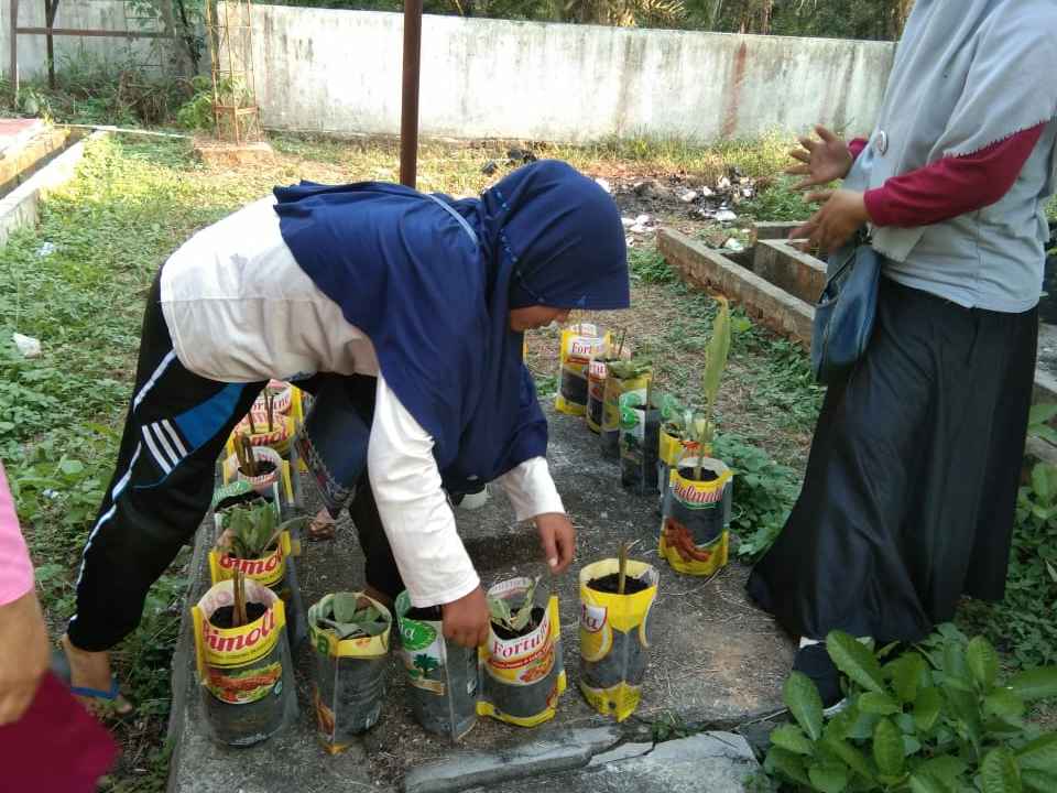 Tim Kukerta UNRI Tawarkan Masyarakat Buantan Besar Media Bungkus Minyak Bekas Untuk Tanaman TOGA