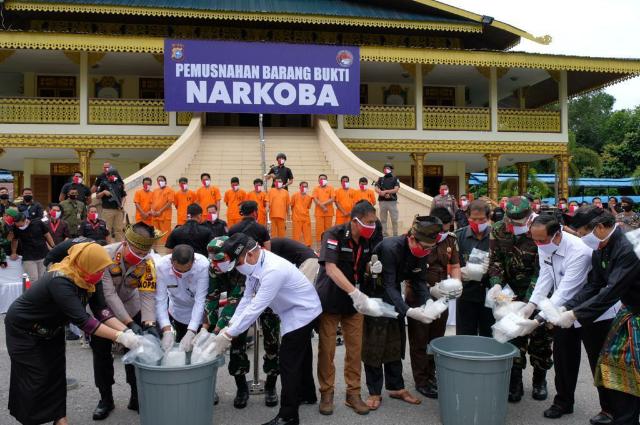 Musnahkan Barang Bukti Dikantor LAM, Kapolda Riau Ajak Semua Pihak Berantas Narkoba