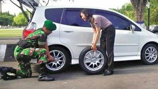Cerita Momen 'Romantisme' Prajurit TNI Bantu Polwan Ganti Ban