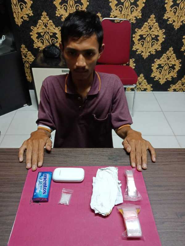 Pelaku Narkotika Di Siak Di Tangkap Polisi Didepan Ayahnya
