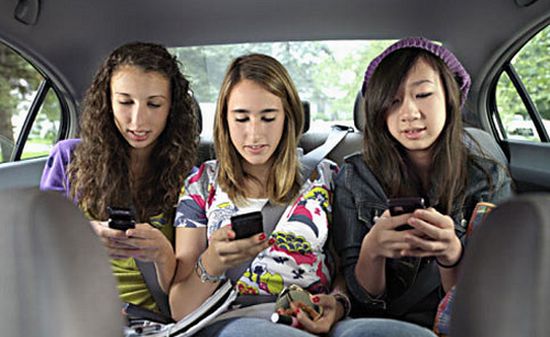 61 Persen Pengguna Smartphone Usia Remaja