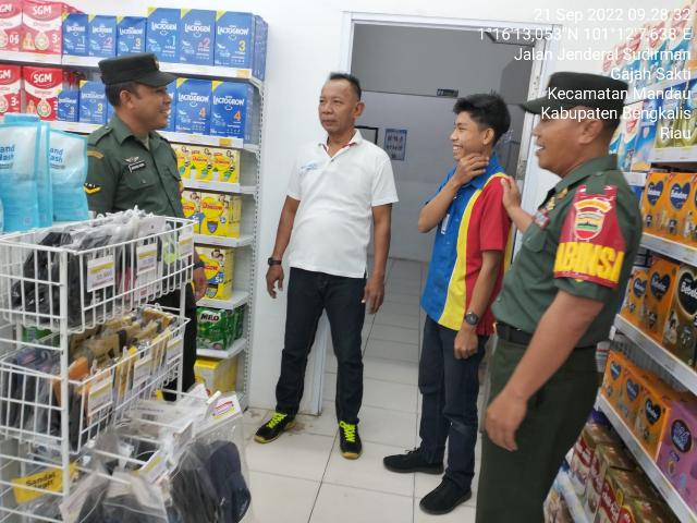 Guna Mengikuti Protokol Kesehatan Babinsa Himbau Masyarakat Gunakan Masker