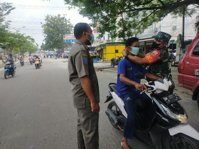 Tetap Ikuti Protkes Himbau Babinsa Saat Pembagian Masker Gratis